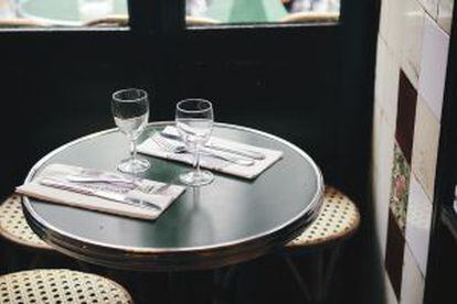 Una mesa del café Au Petit Fer à Cheval.