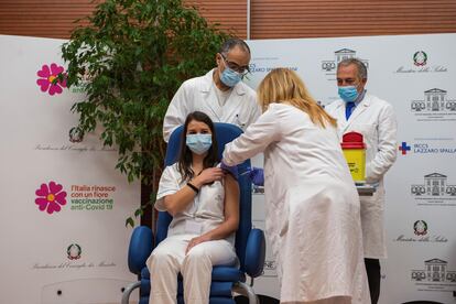 Una sanitaria del hospital Lazaro Spallanzani de Roma recibe la primera dosis de vacuna en Italia.