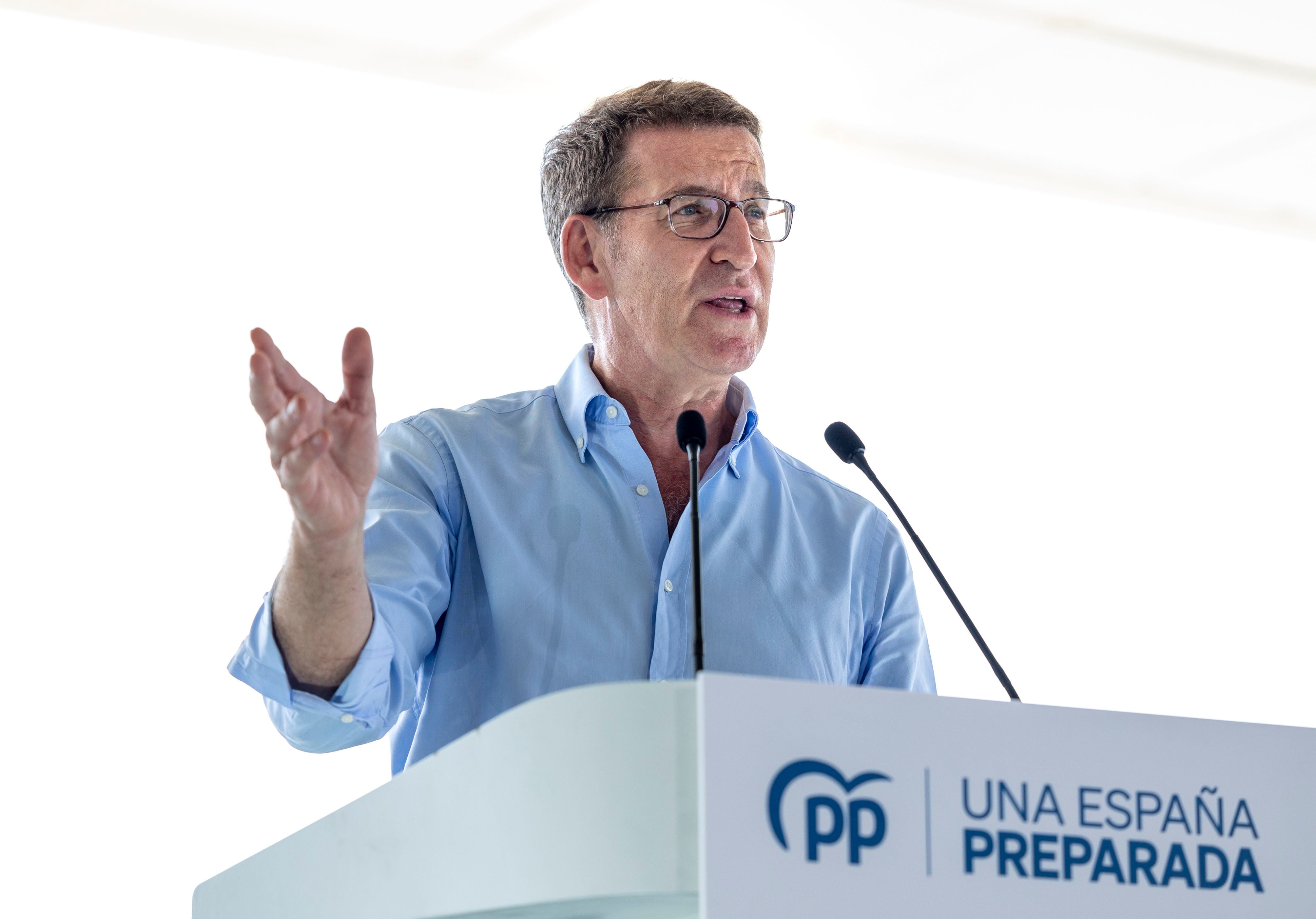 El presidente del PP, Alberto Núñez Feijóo, clausura un acto sectorial sobre sanidad donde interviene el ganador de las elecciones el 28M para presidir la Generalitat, Carlos Mazón.