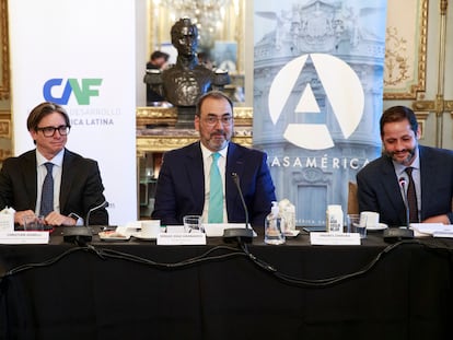 Los representantes del CAF-Banco de Desarrollo de América Latina Christian Gonzalo Asinelli, vicepresidente Corporativo de Programación Estratégica; Sergio Díaz-Granados, presidente; y Andrés Zamora, director de Comunicación Estratégica, esta mañana en Madrid.