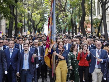 Sandra Gómez, primera teniente de alcalde de Valencia, porta la Senyera durante la procesión cívica en Valencia de 2018.