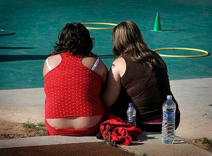 Dos chicas en el programa de tratamiento de niños con sobrepeso del Hospital General de Valencia.
