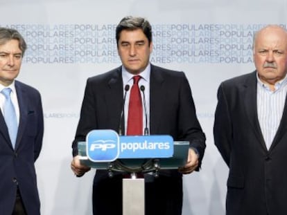 Jos&eacute; Ignacio Ech&aacute;niz, en el centro, durante la rueda de prensa de este s&aacute;bado en la sede del PP.