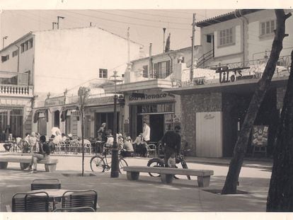 El Bar Mónaco al costat de Tito's a l'any 1963, a la plaça Gomila de Palma de Mallorca, a una imatge cedida.