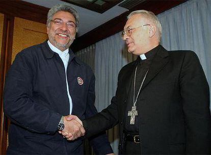 El presidente electo de Paraguay, Fernando Lugo, saluda al nuncio Orlando Antonini en Asunción.