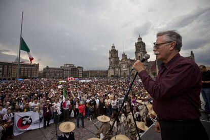 Un dirigente del 68 habla en el Z&oacute;calo del DF. 