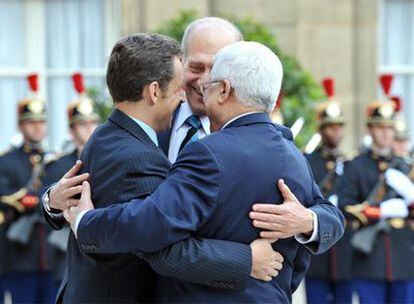 Abrazo entre Sarkozy, Abbas y Olmert, esta mañana en París.