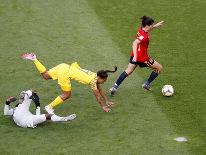 Lucía García supera a dos jugadoras sudafricanas para anotar el tercer gol.