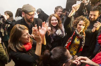 Los candidatos de En Marea celebran los resultados electorales, este domingo.