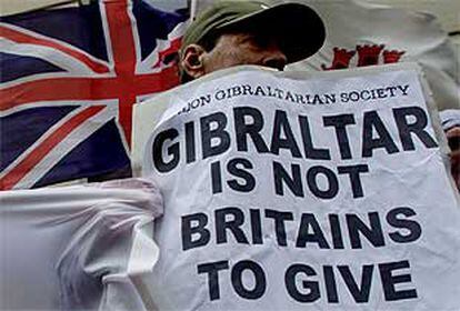 Un gibraltareño protesta frente a la residencia de Jack Straw en Londres.