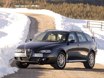 La mayor altura al suelo y las grandes llantas distinguen al Crosswagon de los demás Alfa 156 con carrocería familiar. Un todocaminos moderno y atractivo que destaca por su estilo deportivo.