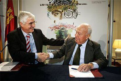 José María Barreda y Jesús de Polanco, tras la firma del convenio de colaboración.