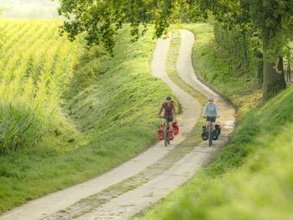 Dos cicloturistas enj una ruta por la región de Flandes, en Bélgica.