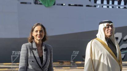 La ministra de Industria, Comercio y Turismo, Reyes Maroto, junto al embajador de Arabia Saudí, Azzam Abdulkarim Al-Qain, durante la ceremonia de entrega de la tercera de las cinco corbetas que Navantia ha entregado a la Royal Saudi Naval Force (RSNF) en el astillero de San Fernando (Cádiz), este domingo. 
