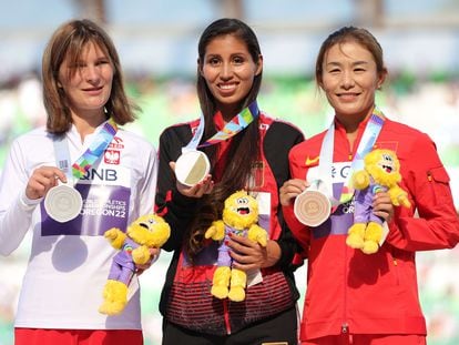 La medallista de plata, Katarzyna Zdzieblo, junto a la peruana Kimberly García (oro), y la china Shijie Qieyang (bronce), todas participantes en la prueba de 35 kilómetros marcha del Mundial de Atletismo de Oregón.