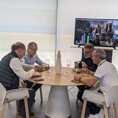 Varios comensales, entre ellos, el crítico gastronómico de EL PAÍS, prueban la mesa sensorial desarrollada por el Instituto Tecnológico de Aragón, en una imagen proporcionada por la citada institución.