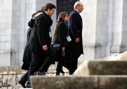 Francisco 'Francis' Franco, junto a otros miembros de la familia, a su llegada a la Basílica del Valle de los Caídos, este jueves.