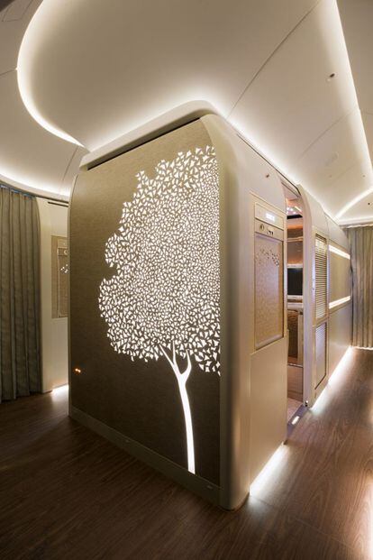Las cabinas de primera clase de Emirates son famosas por su opulencia y sus tonos dorados. Su experiencia más exclusiva es viajar en una de las seis ‘suites’ privadas, totalmente cerradas, de su Boing 777-300ER. Se trata de una cabina de 3,7 metros cuadrados y muy tecnológica: el viajero puede modificar la iluminación y la climatización de su habitación a su gusto, y el asiento se puede colocar en la posición de gravedad cero de la NASA (la más confortable para que el cuerpo descanse, dicen) y atarse con un cinturón con toques de oro rosa.