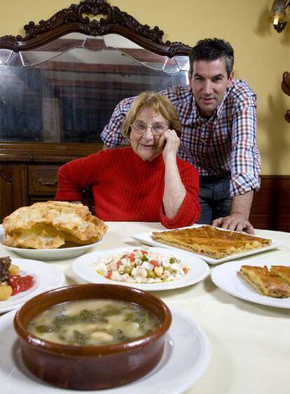 Emilia Abella y su hijo Alfredo muestran los platos que sirven en su restaurante de Cecebre.