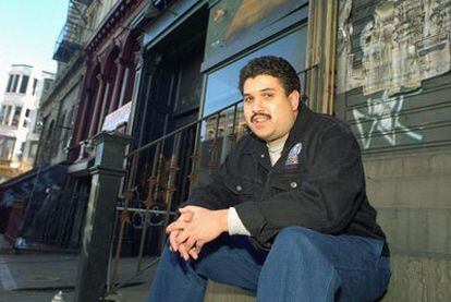 David Mills posa en una calle de Los Ángeles en 1995 durante el rodaje de <i>NYPD Blue.</i>