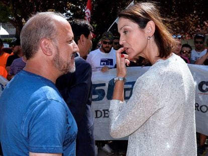 Reyes Maroto, junto al presidente del Comité de Empresa de Vestas, José Enrique Gallego tras la reunión en Valladolid.