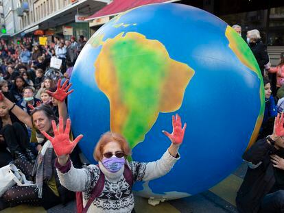 Un grupo de personas se manifiesta en Ginebra el pasado 22 de octubre en un evento organizado por 'Fridays For Future'.