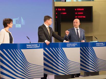 Moscovici salva a España (por ahora) de Dombrovskis