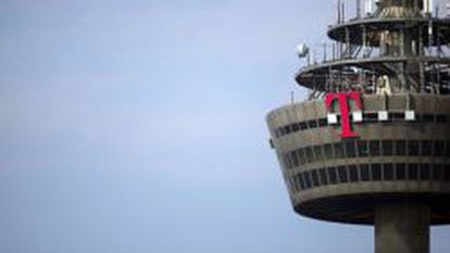 Logotipo de Deutsche Telekom en la torre de comunicaciones de Colonia.