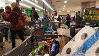 Compras masivas en un supermercado de Terrassa.