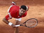 Djokovic efectúa un saque sobre Nadal. 