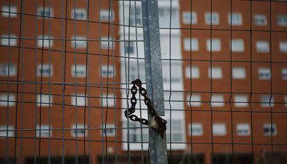 Una cancela frente a un edificio de viviendas en Madrid.