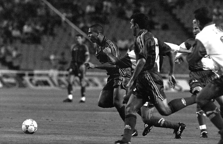 Ronaldo conduce el balón en una jugada del partido de la Supercopa contra el Atlético el 25 de agosto de 1996.