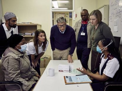 Bill y Melinda Gates durante una visita en 2019 a la clínica de salud de Gugulethu, en Ciudad del Cabo, Sudáfrica, donde se tratan pacientes con VIH.