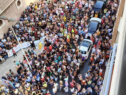 Protesta en Burriana contra la retirada de cinco publicaciones en catalán.