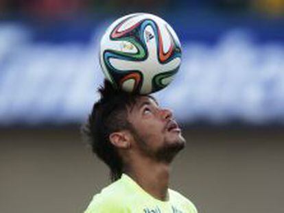 Neymar, en un entrenamiento con su selecci&oacute;n. 