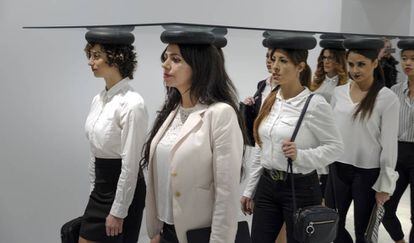 Un grupo de mujeres camina sosteniendo un cristal sobre sus cabezas en 'The Walking Ceiling'.