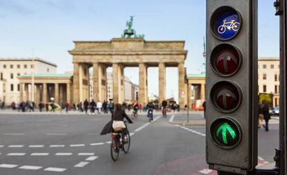 Semáforo para ciclistas junto a la puerta de Brandeburgo, en Berlín.