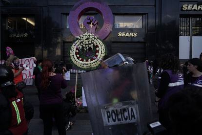 Policías, manifestantes y activistas por los derechos de la mujer alrededor de la Antimonumenta contra el feminicidio, erigida el 8 de marzo de 2019.