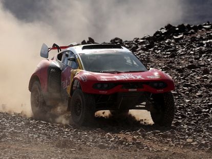 Sebastien Loeb y su copiloto Fabian Lurquin durante una etapa del Rally Dakar.