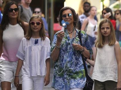 La reina Letizia, la infanta Sofía, la reina Sofía y la princesa Leonor, paseando por Palma el pasado lunes. 