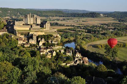 En el corazón del Perigord Negro, aferrado a uno de los acantilados que bordean el río Dordoña, está el pueblo de Beynac-et-Cazenac. Su castillo, del siglo XIII, jugó un importante papel en la Guerra de los Cien Años.