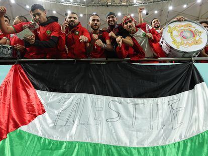 Aficionados de Marruecos con la bandera de Palestina durante el partido de cuartos de final contra Portugal en el estadio Al Thumama, el sábado.