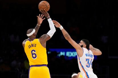 LeBron James lanza una canasta frente a Kenrich Williams. El jugador en activo más cercano al récord de James es Kevin Durant (34 años) de los Brooklyn Nets con 26.684 puntos (24to en el listado de máximos anotadores históricos), seguido de James Harden (33 años) con 24.233. Es poco probable que alguno de los dos alcance al alero de los Lakers.