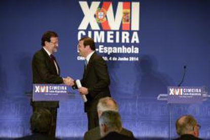 El primer ministro de Portugal, Pedro Passos Coelho, estrecha la mano del presidente del Gobierno, Mariano Rajoy.