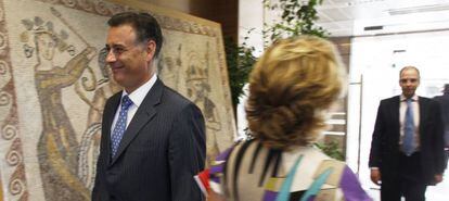Alberto L&oacute;pez Viejo, a la izquierda, se cruza con Esperanza Aguirre en la Asamblea de Madrid, en julio de 2009.