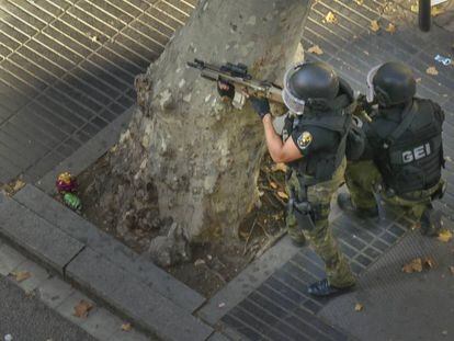 Dos miembros del Grup Especial d'Intervenció de los Mossos d'Esquadra en La Rambla, poco después del atentado.