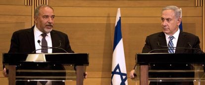 Avigdor Lieberman y Benjam&iacute;n Netanyahu, en el Parlamento israel&iacute;.