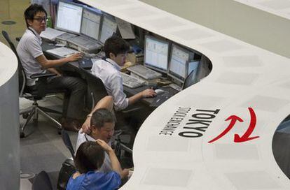 Corredores de la Bolsa de Tokio (Japón), observan sus monitores durante una jornada bursátil.