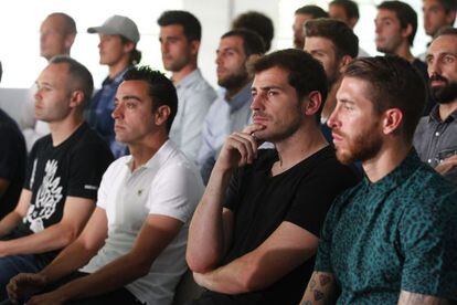 Ramos, Casillas, Xavi, Iniesta i altres jugadors durant la roda de premsa.