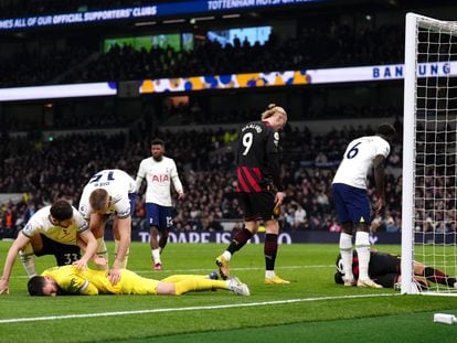 Los jugadores del Tottenham felicitan a su portero Lloris, con Haaland al fondo y Mahrez doliéndose en el suelo.